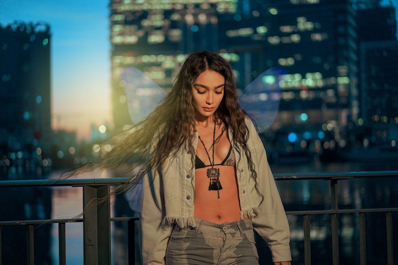 Wide urban-night portrait of Ati Mansoury